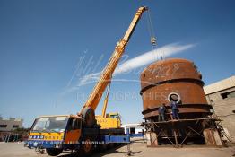 Image du Maroc Professionnelle de  Des ouvriers s'activent dans les Ateliers de STROC Industrie à Had Soualem Vendredi 20 Juin 2007, STROC est une société marocaine qui exerce son métier dans le domaine de l’ingénierie d’exécution pour les industries de procédé, les réalisations à son actif l’ont conduit à développer une expertise et un savoir-faire fort dans la construction ainsi que dans différents métiers afin d'offrir des solutions clé en main pour satisfaire au mieux ses clients. Parmi ces réalisations ont trouve : des unités de stockage et de traitement de produits liquides ou gazeux, installations de manutention et de traitement de produits en vrac ainsi que dans les domaines de Ingénierie Etudes, Génie Civil, Chaudronnerie, Structure Métallique, Tuyauterie, Montage, Maintenance, Bâtiments industriels, Logistiques, Tertiaires et Ouvrages d’Art. (Photo / Abdeljalil Bounhar) 